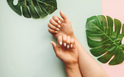 French manicure: variazioni 2022 sulle unghie più cool