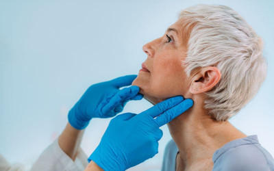 Sintomi, cure e cause di ipotiroidismo ed ipertiroidismo
