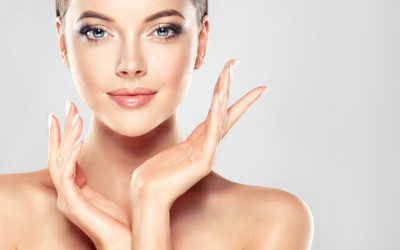 Non solo botox: i tre trattamenti viso senza aghi per una pelle al top