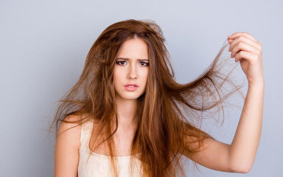 Capelli: trattamenti riparatori o rigeneranti? La differenza e come sceglierli