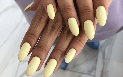 Smalto giallo burro: la tendenza unghie color sole in versione pastello