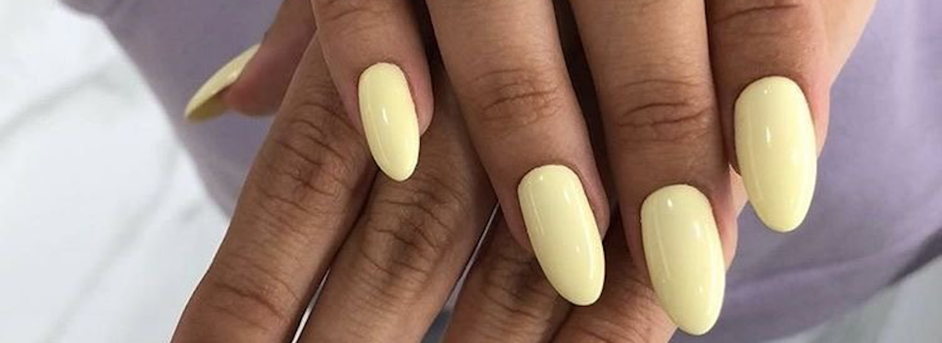 Smalto giallo burro: la tendenza unghie color sole in versione pastello