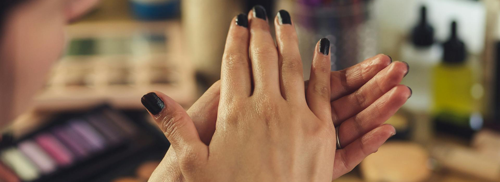 Lo smalto dark che rivoluzionerà il tuo look