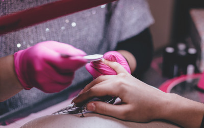 Le Tendenze per la Manicure Autunno Inverno 2024-2025: sfumature eleganti per mani glamour