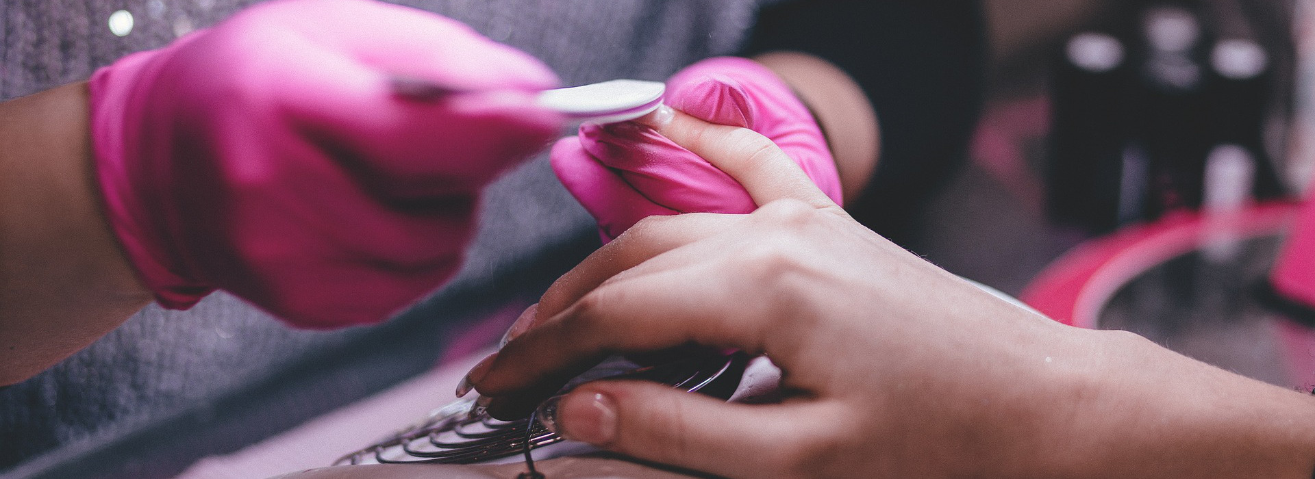 Le Tendenze per la Manicure Autunno Inverno 2024-2025: sfumature eleganti per mani glamour