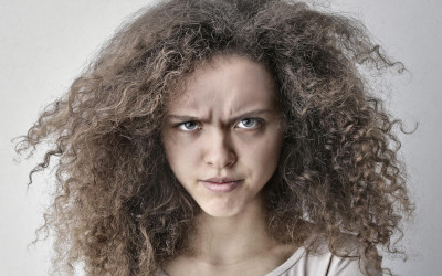 Capelli crespi: come affrontare il problema con trattamenti disciplinanti e lucidanti