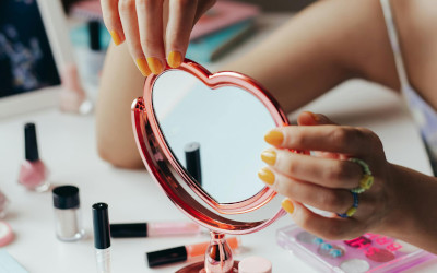 Unghie olografiche: la tendenza glam che illumina ogni look